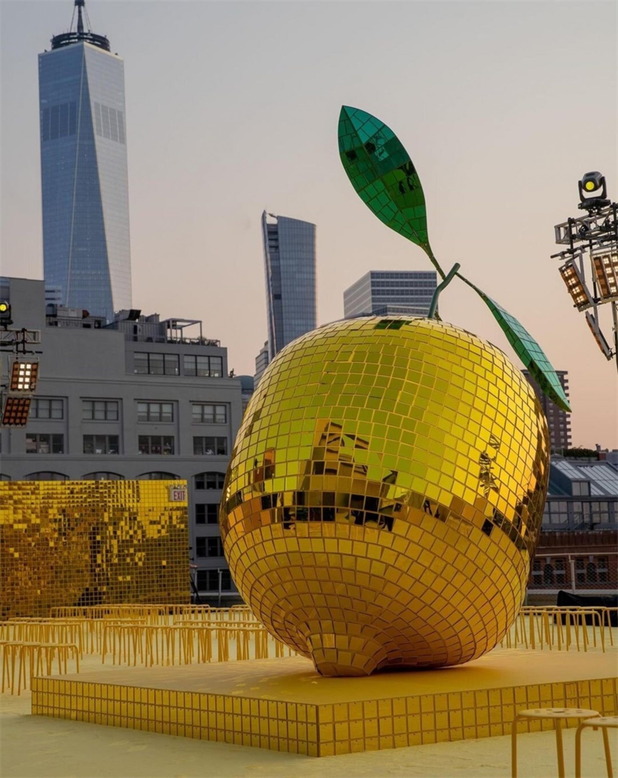 Staud春夏发布会活动策划了一个巨大的柠檬色迪斯科舞会球