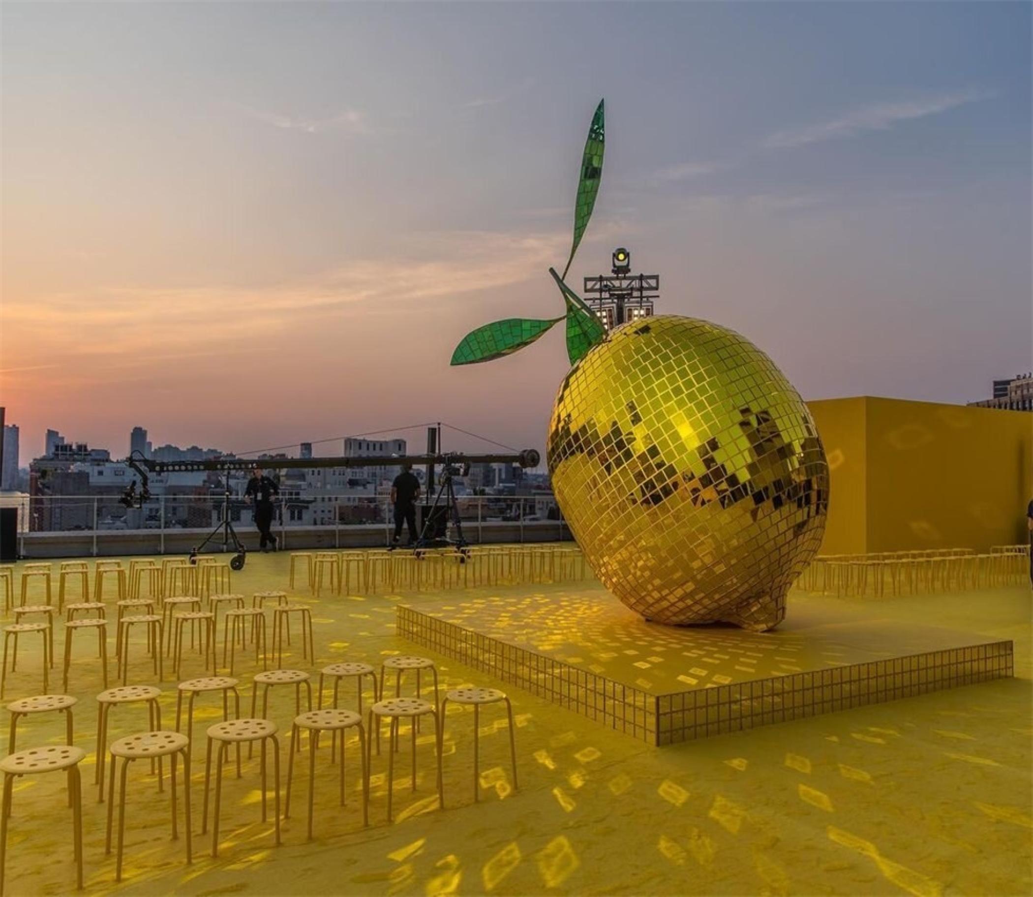 Staud春夏发布会活动策划了一个巨大的柠檬色迪斯科舞会球