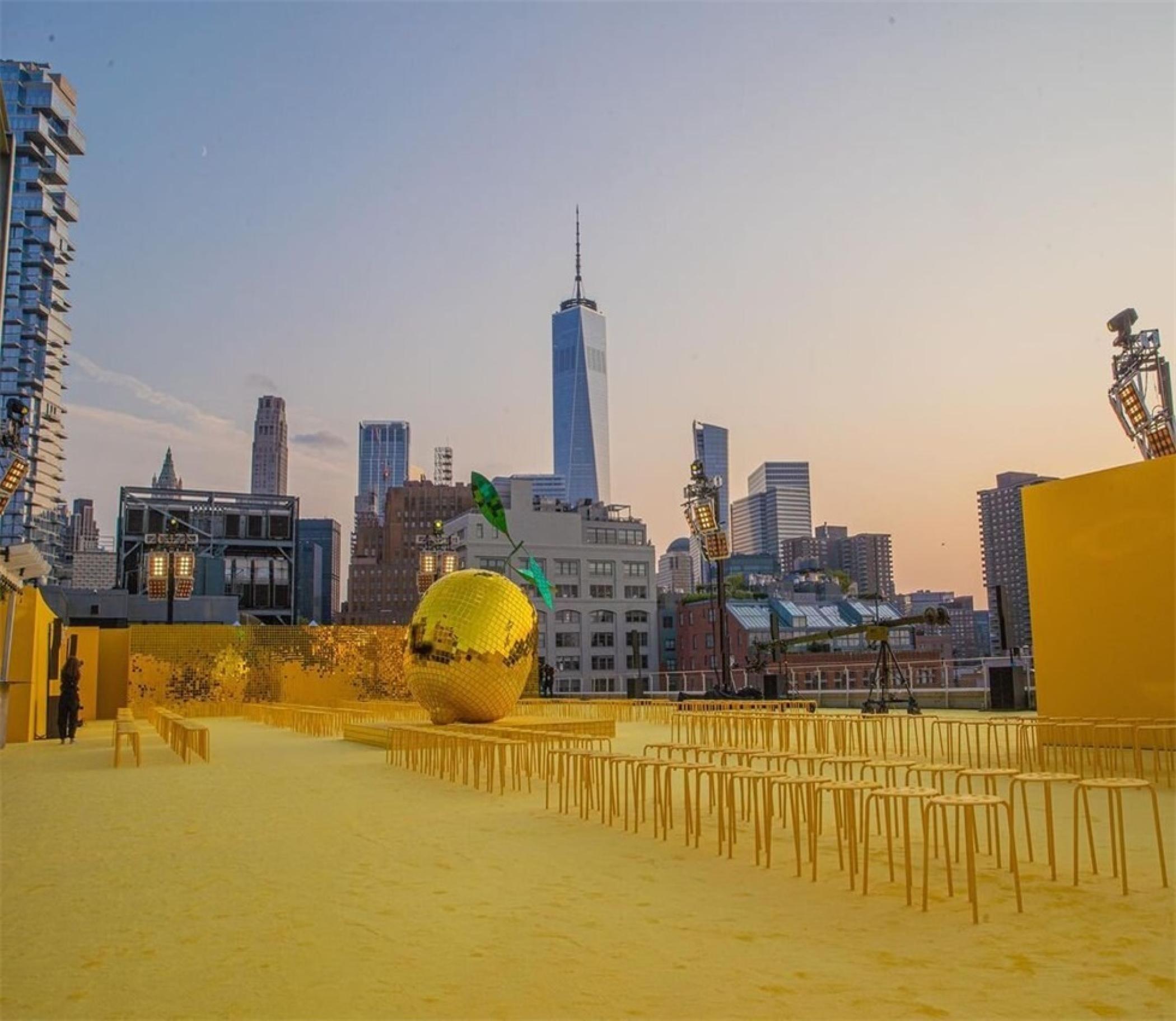 Staud春夏发布会活动策划了一个巨大的柠檬色迪斯科舞会球