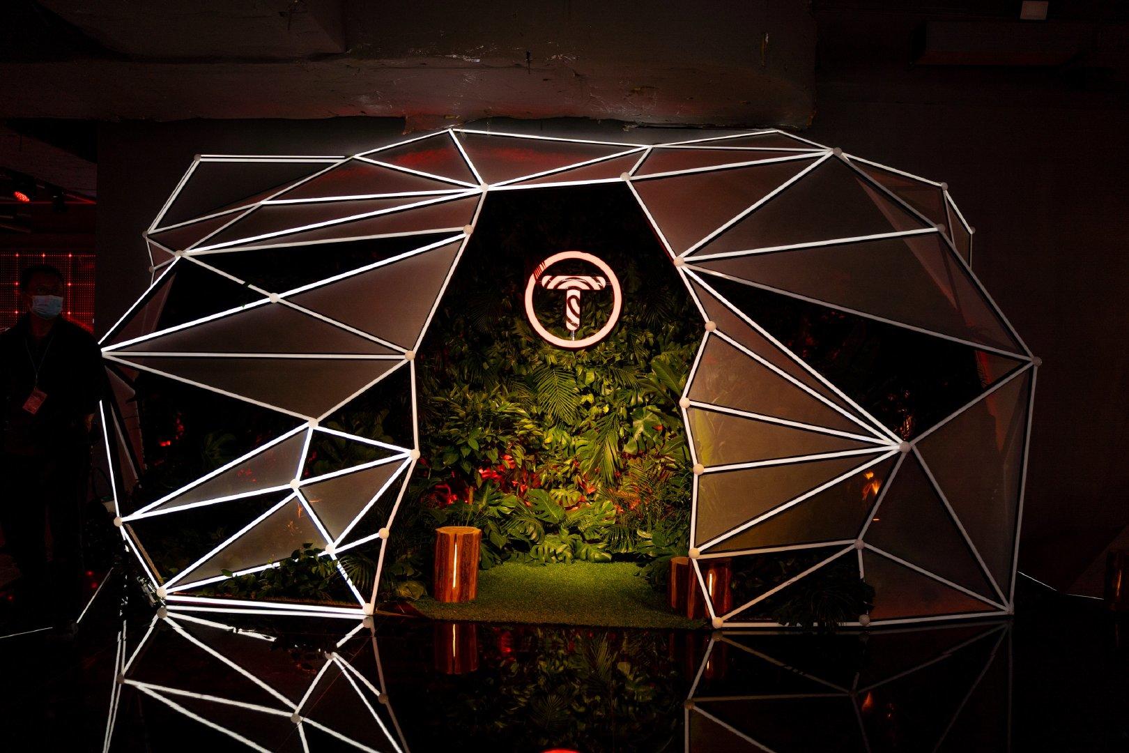 天梭腾智·无界系列发布会活动策划了一个城市与自然结合的艺术空间