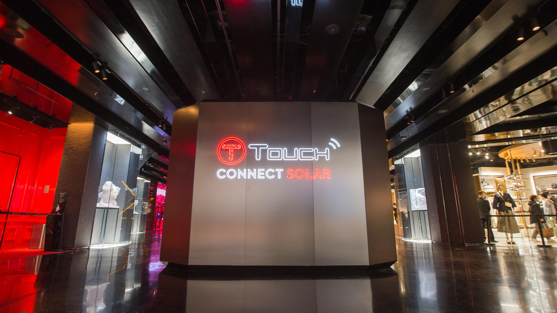 天梭腾智·无界系列发布会活动策划了一个城市与自然结合的艺术空间