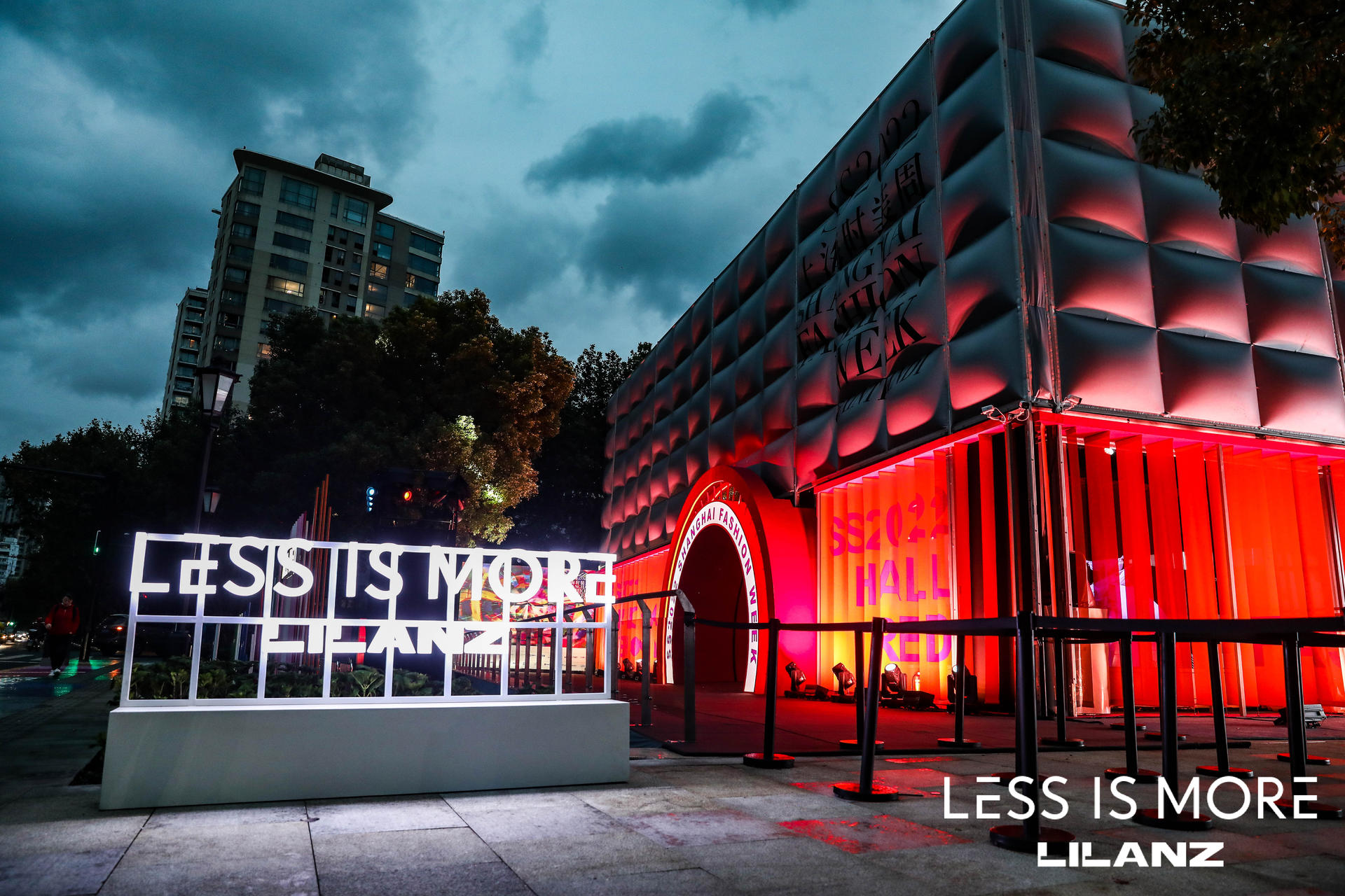 利郎LESS IS MORE时装周闭幕秀活动策划复制了千年古城的图腾和标识