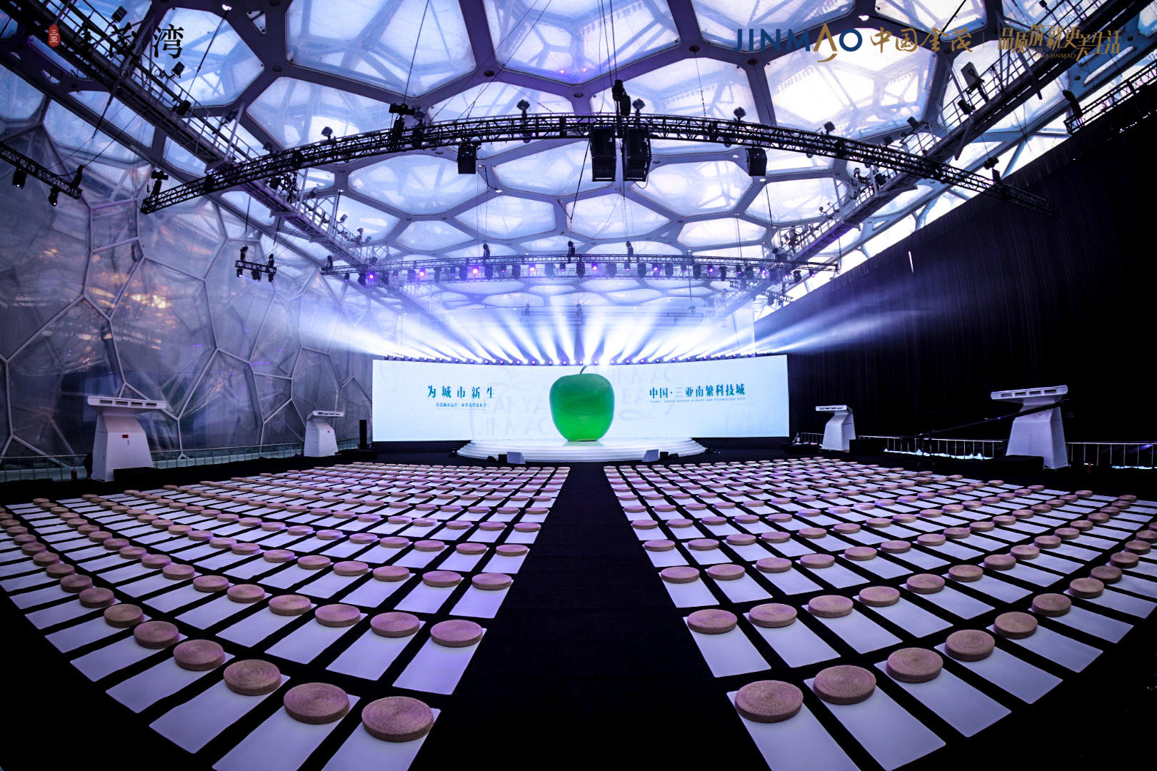 三亚金茂湾发布会活动策划了一颗高达6米的巨型青苹果