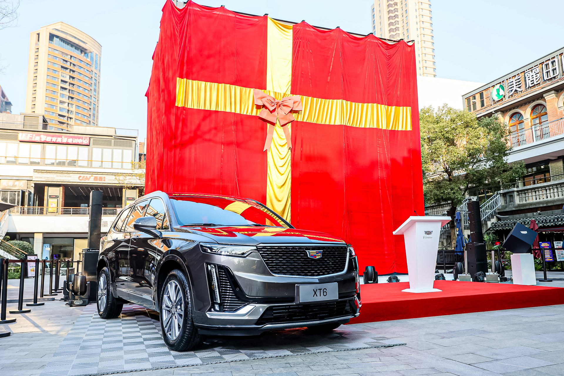 神秘巨型“空投箱”竟是凯迪拉克新车发布会活动策划装置