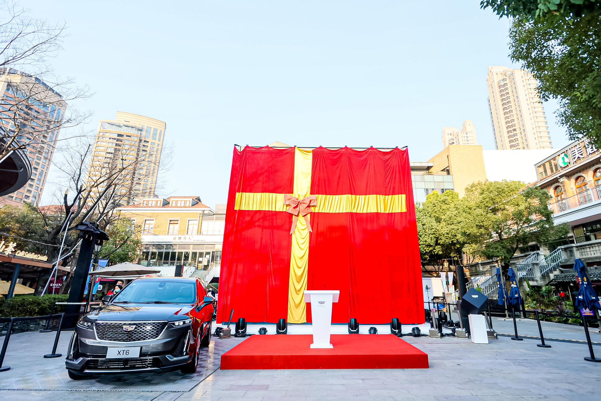 神秘巨型“空投箱”竟是凯迪拉克新车发布会活动策划装置