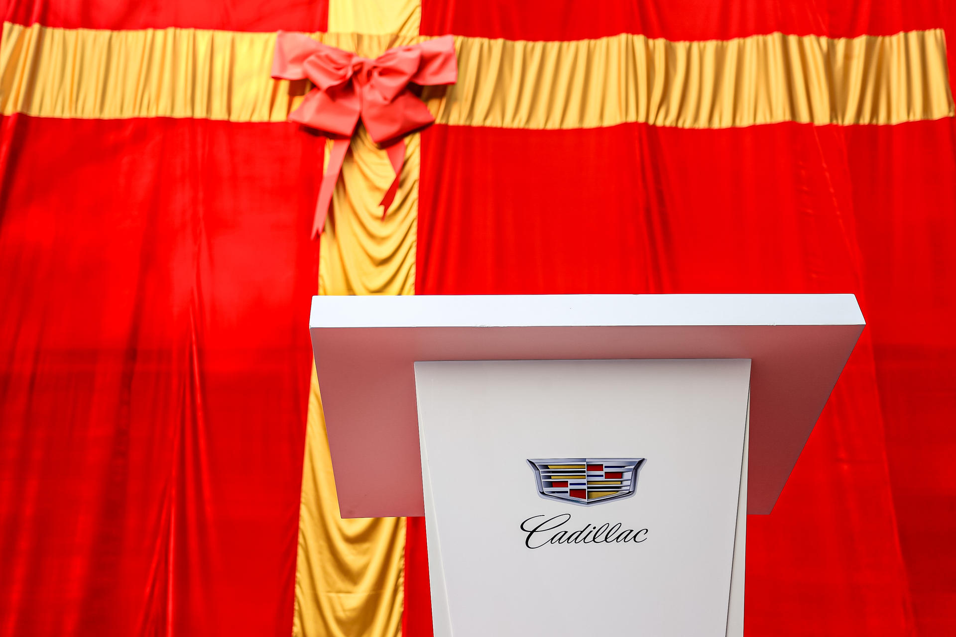 神秘巨型“空投箱”竟是凯迪拉克新车发布会活动策划装置