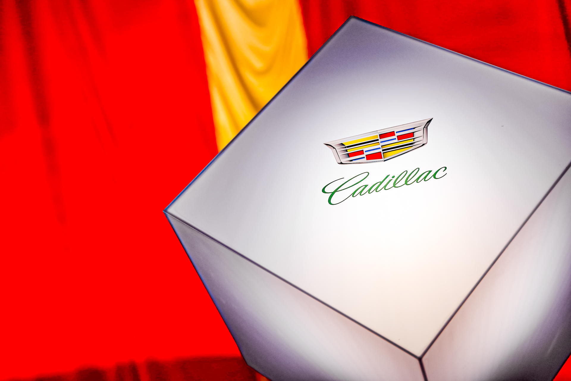 神秘巨型“空投箱”竟是凯迪拉克新车发布会活动策划装置