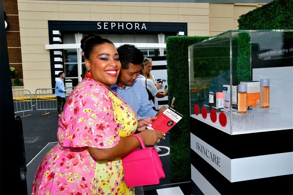 丝芙兰产品体验活动策划了一个户外美容迷宫形式的激活体验活动