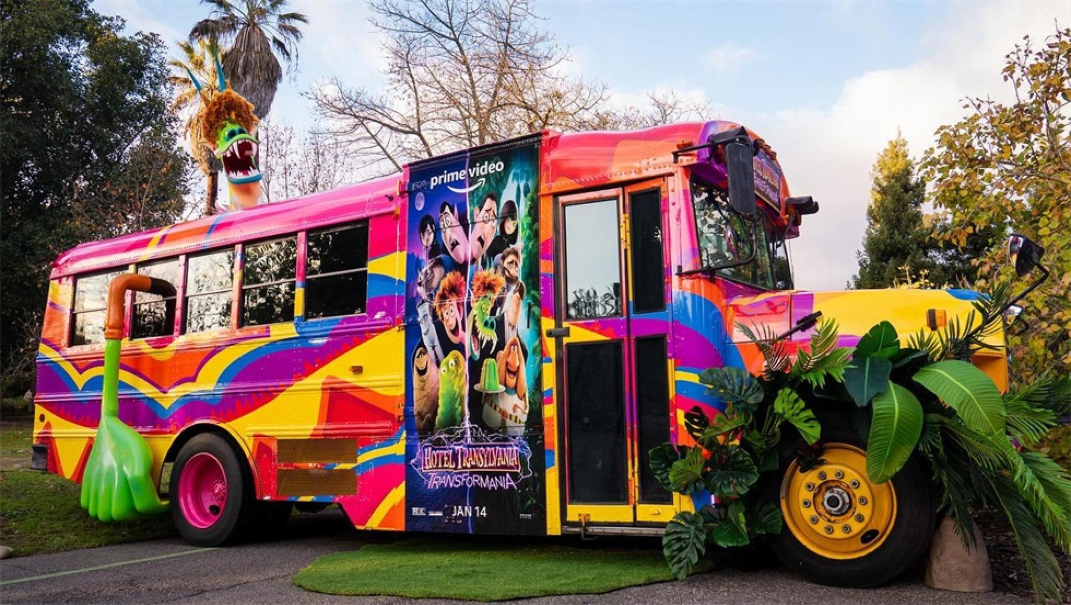 《精灵旅社:变形狂魔》巴士巡回推广活动策划把校车改成了电影中的模样