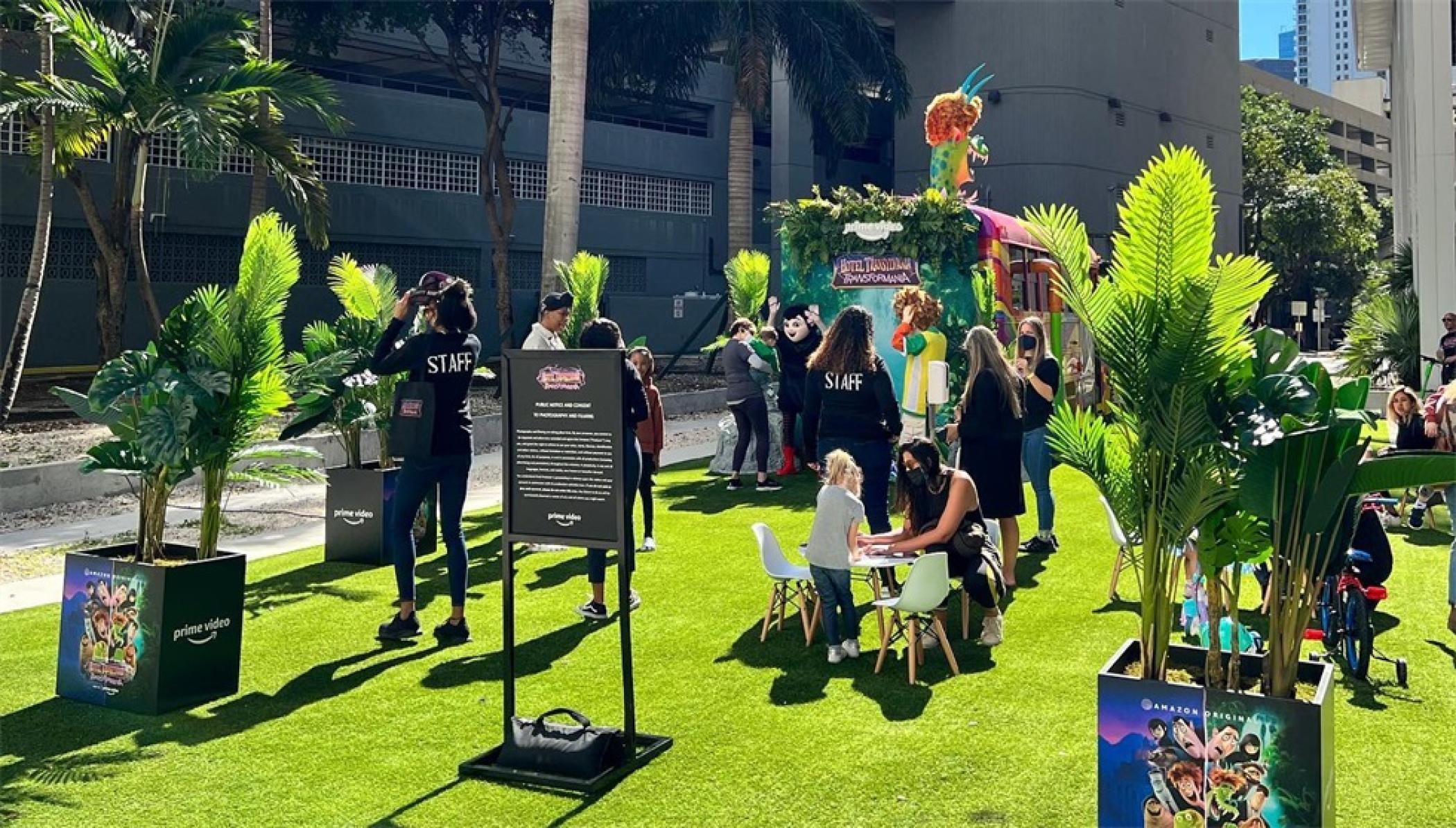 《精灵旅社:变形狂魔》巴士巡回推广活动策划把校车改成了电影中的模样