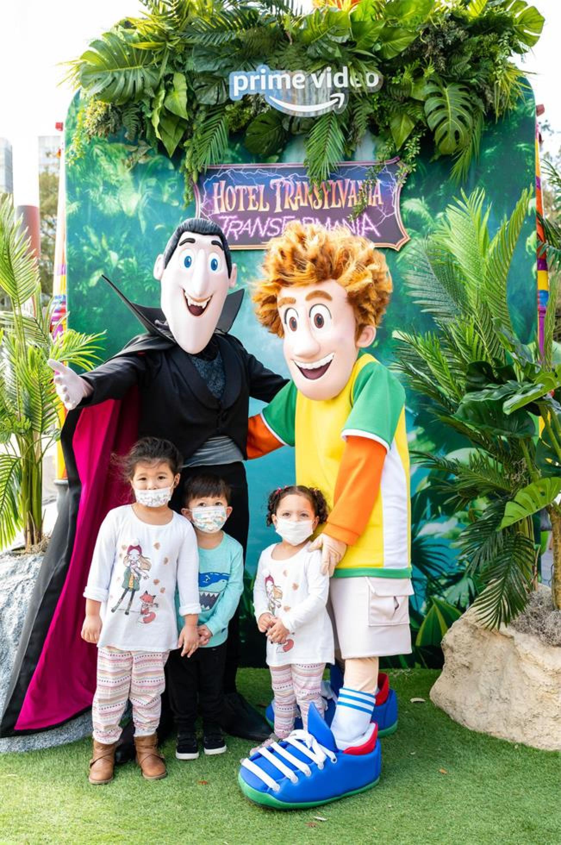 《精灵旅社:变形狂魔》巴士巡回推广活动策划把校车改成了电影中的模样