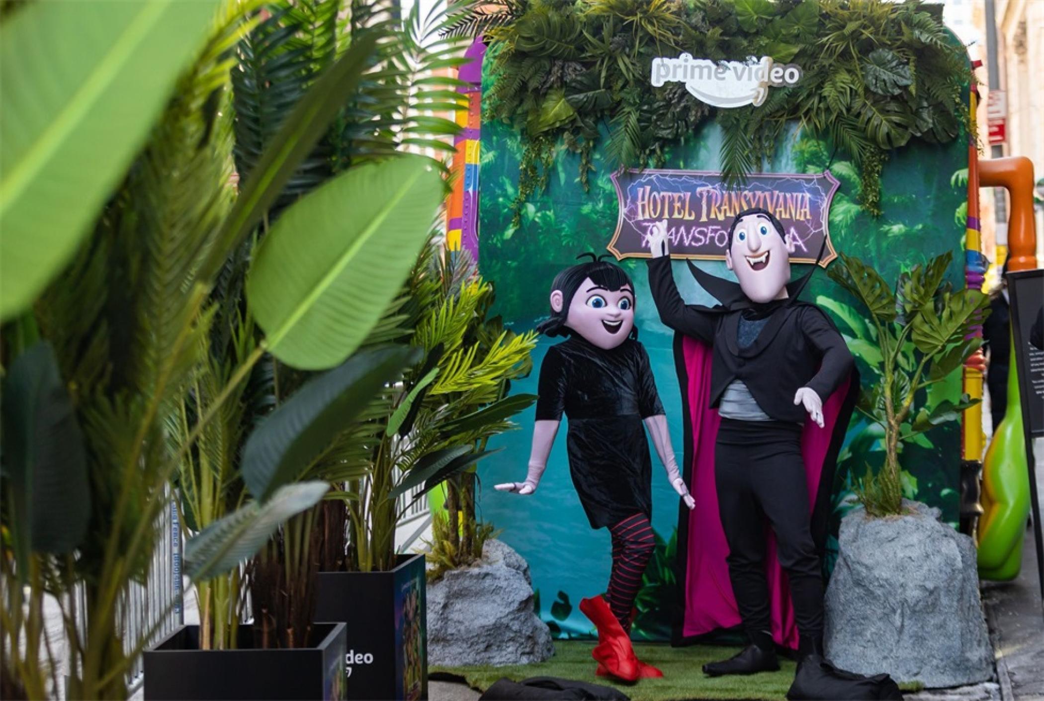 《精灵旅社:变形狂魔》巴士巡回推广活动策划把校车改成了电影中的模样