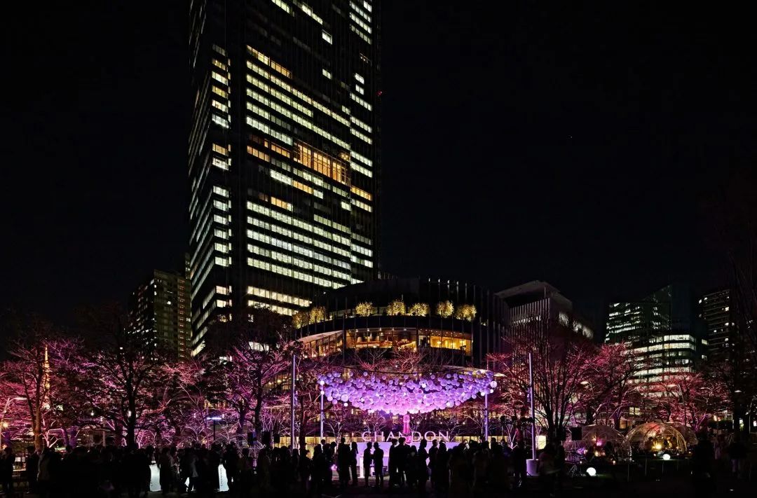 酩悦香槟“盛开的酒吧”推广活动策划设置了3米高的巨型香槟瓶装置