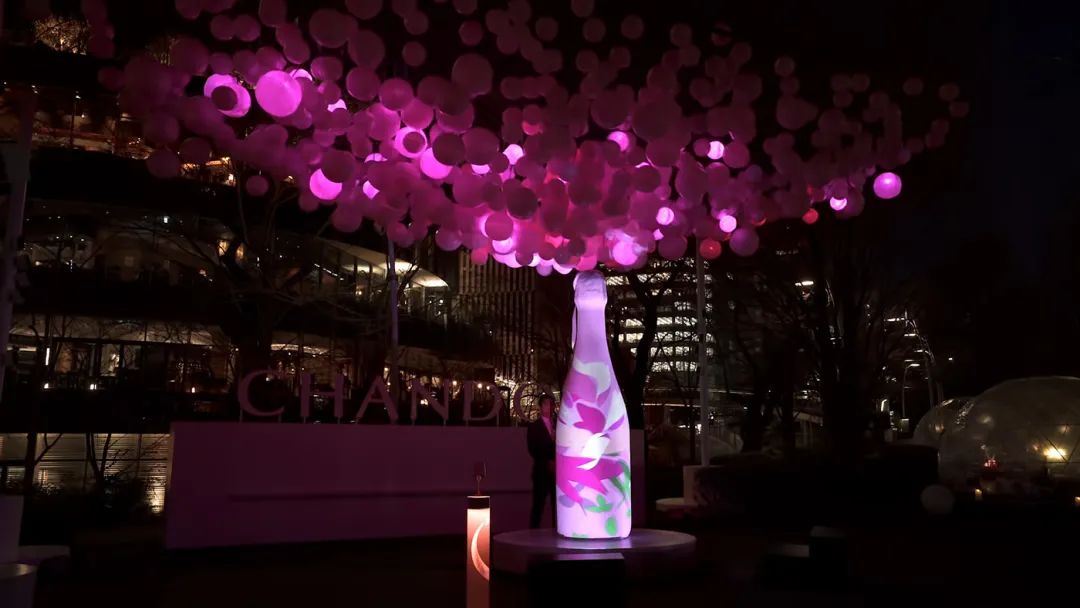 酩悦香槟“盛开的酒吧”推广活动策划设置了3米高的巨型香槟瓶装置