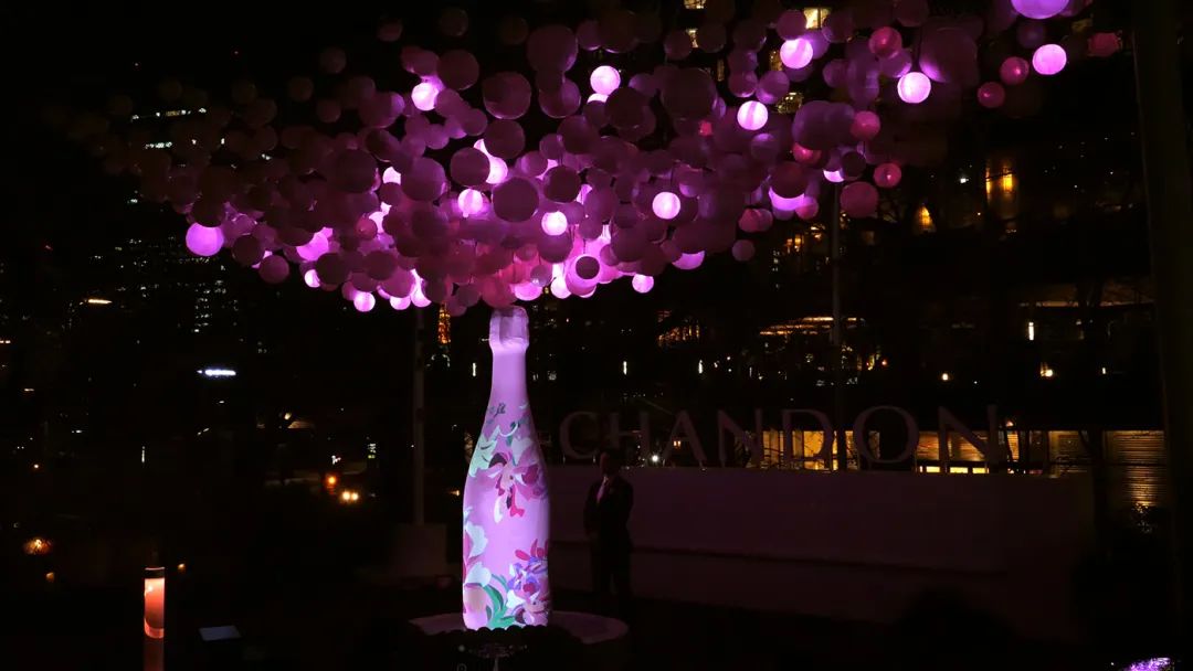 酩悦香槟“盛开的酒吧”推广活动策划设置了3米高的巨型香槟瓶装置