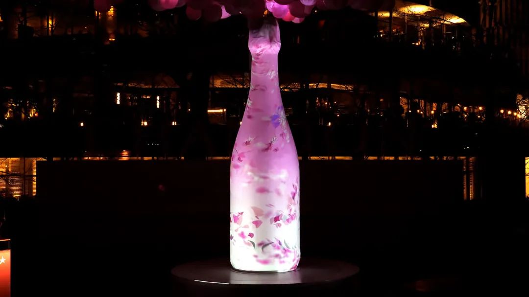 酩悦香槟“盛开的酒吧”推广活动策划设置了3米高的巨型香槟瓶装置