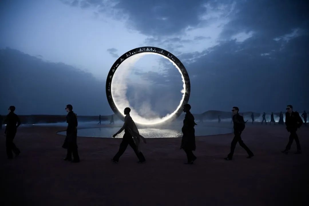Saint Laurent2023春夏男裝发布会活动策划的《沙漠之环》装置酷呆了