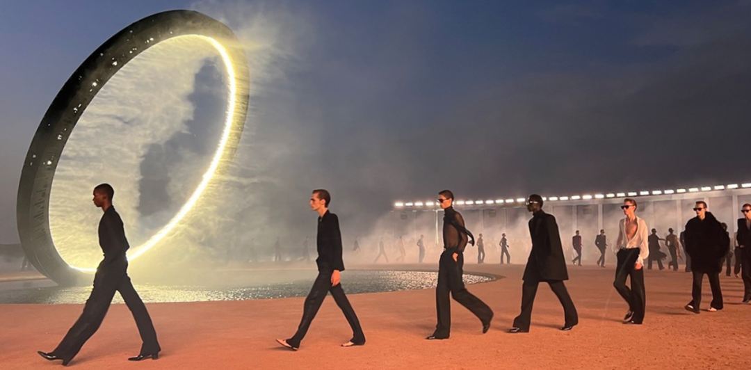 Saint Laurent2023春夏男裝发布会活动策划的《沙漠之环》装置酷呆了