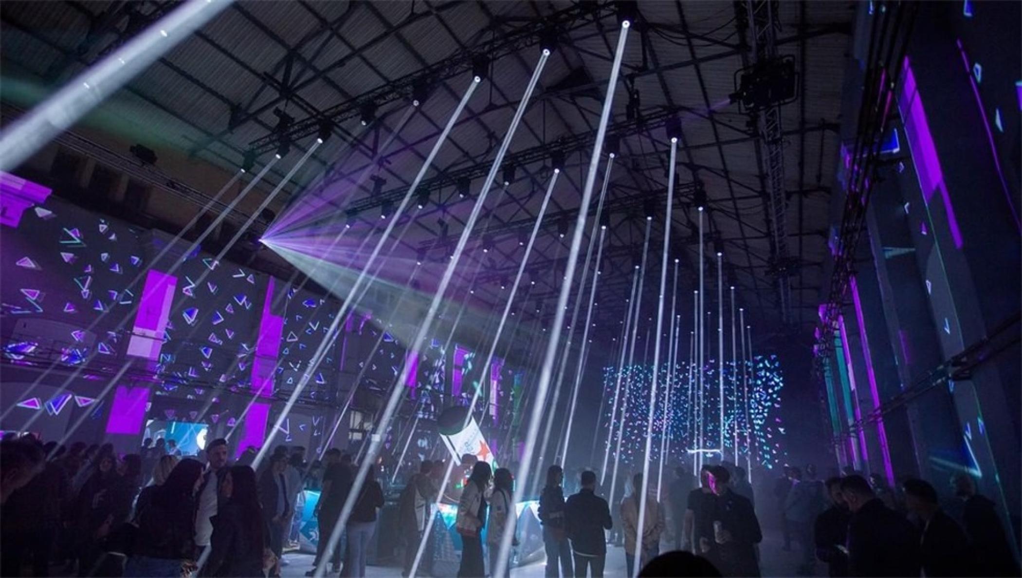 喜力星银啤酒罗马尼亚发布会活动策划现场竟是一个酒吧，帅呆了