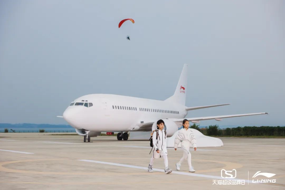 李宁2022逐梦行机场大秀活动策划的后台空间真的是两架“李宁专机”