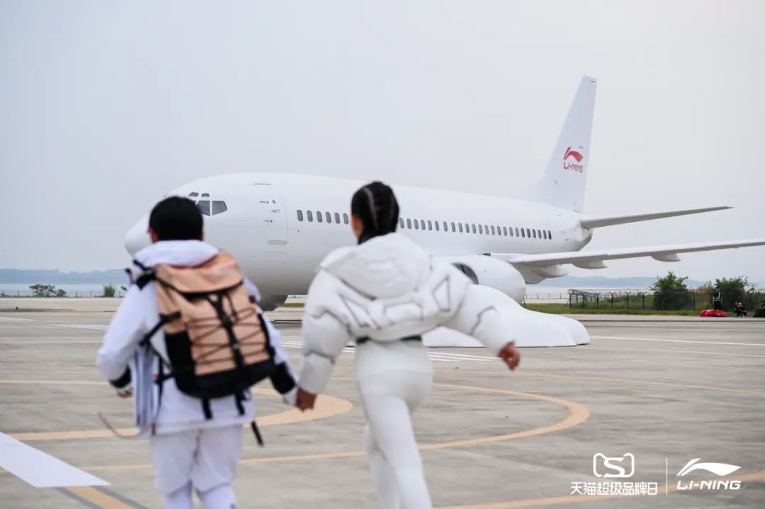 李宁2022逐梦行机场大秀活动策划的后台空间真的是两架“李宁专机”