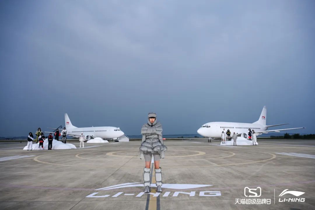 李宁2022逐梦行机场大秀活动策划的后台空间真的是两架“李宁专机”