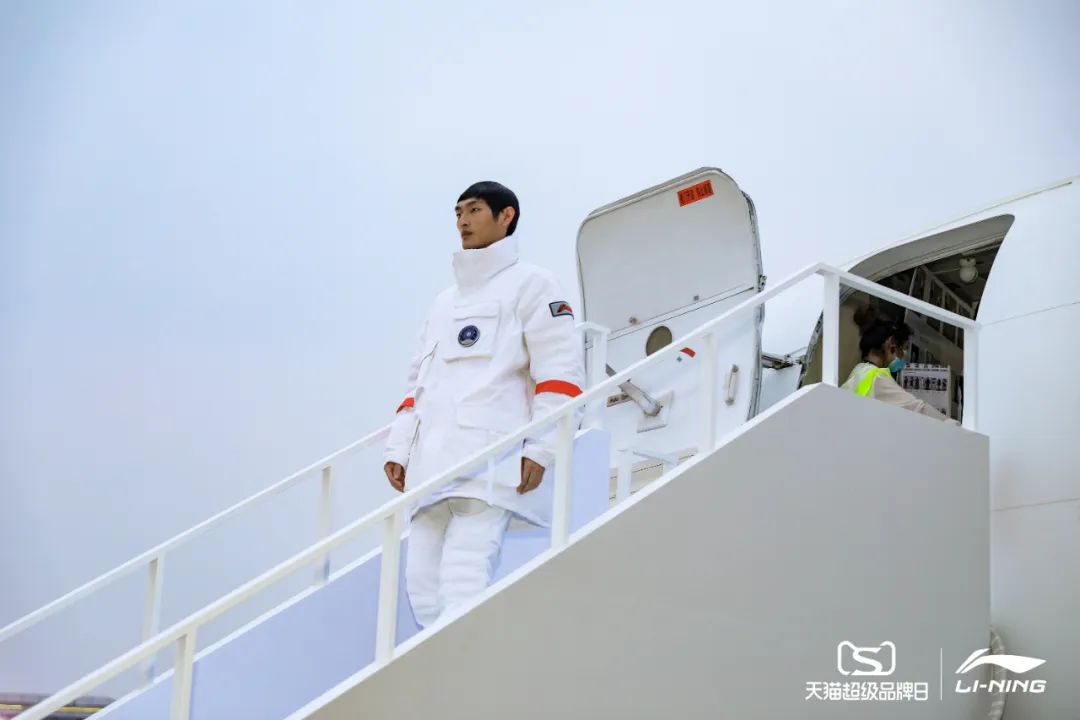 李宁2022逐梦行机场大秀活动策划的后台空间真的是两架“李宁专机”