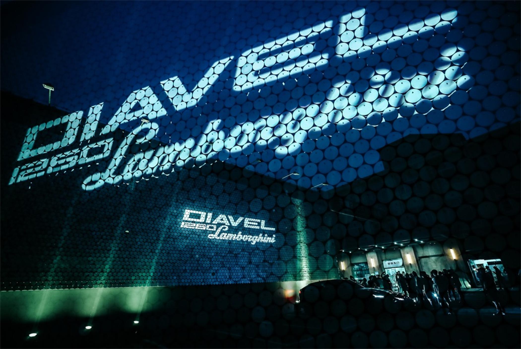 杜卡迪和兰博基尼上市慈善拍卖活动策划创造了一个类似机库的地下氛围