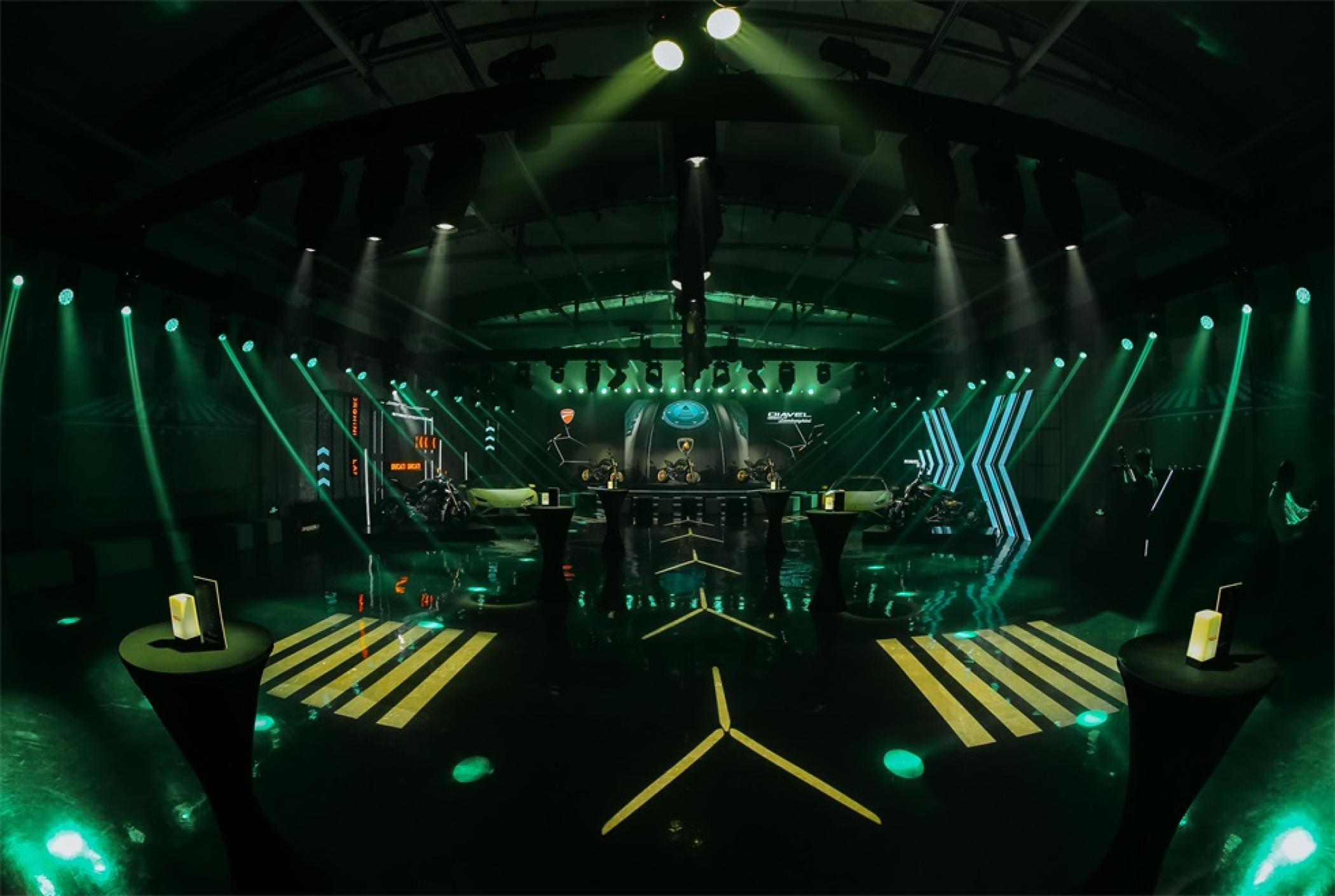 杜卡迪和兰博基尼上市慈善拍卖活动策划创造了一个类似机库的地下氛围