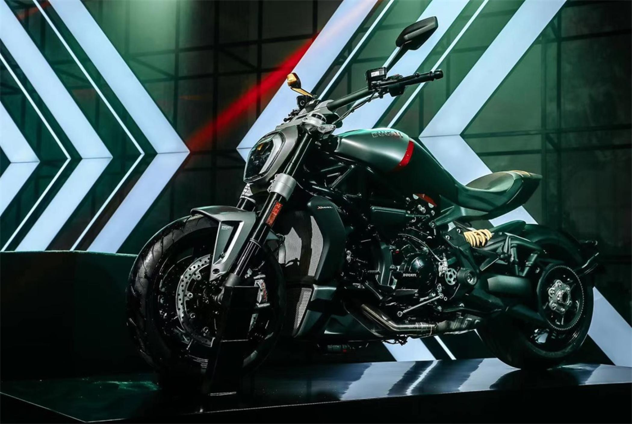 杜卡迪和兰博基尼上市慈善拍卖活动策划创造了一个类似机库的地下氛围