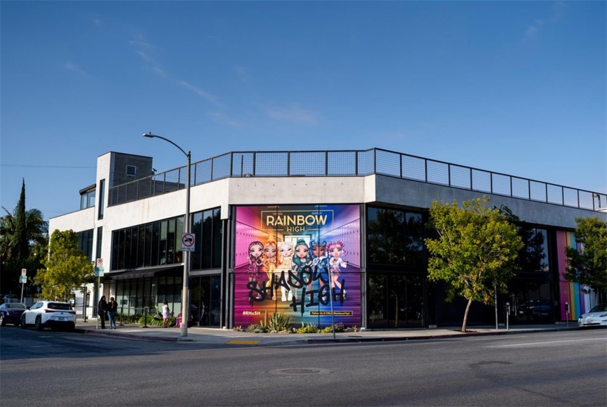 潮玩“彩虹高中”体验式发布会活动策划使用大胆的色彩和有趣的灯光