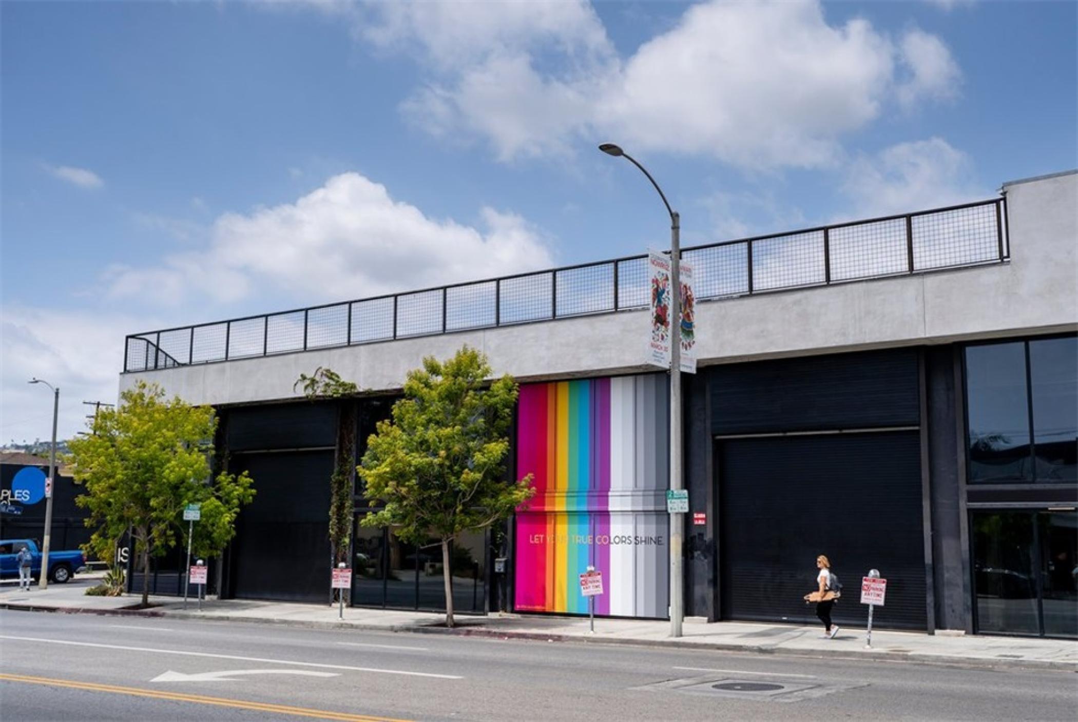 潮玩“彩虹高中”体验式发布会活动策划使用大胆的色彩和有趣的灯光