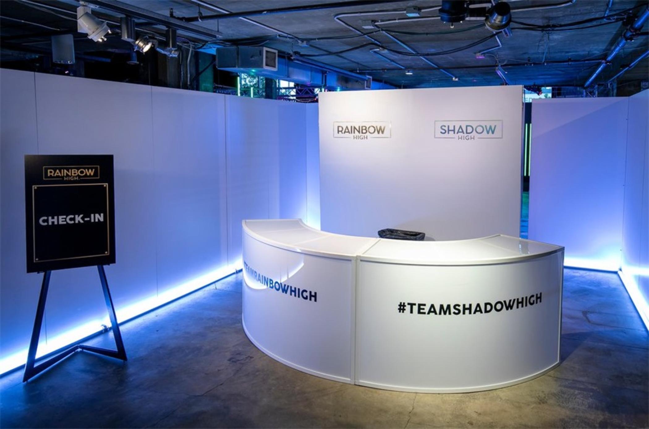 潮玩“彩虹高中”体验式发布会活动策划使用大胆的色彩和有趣的灯光