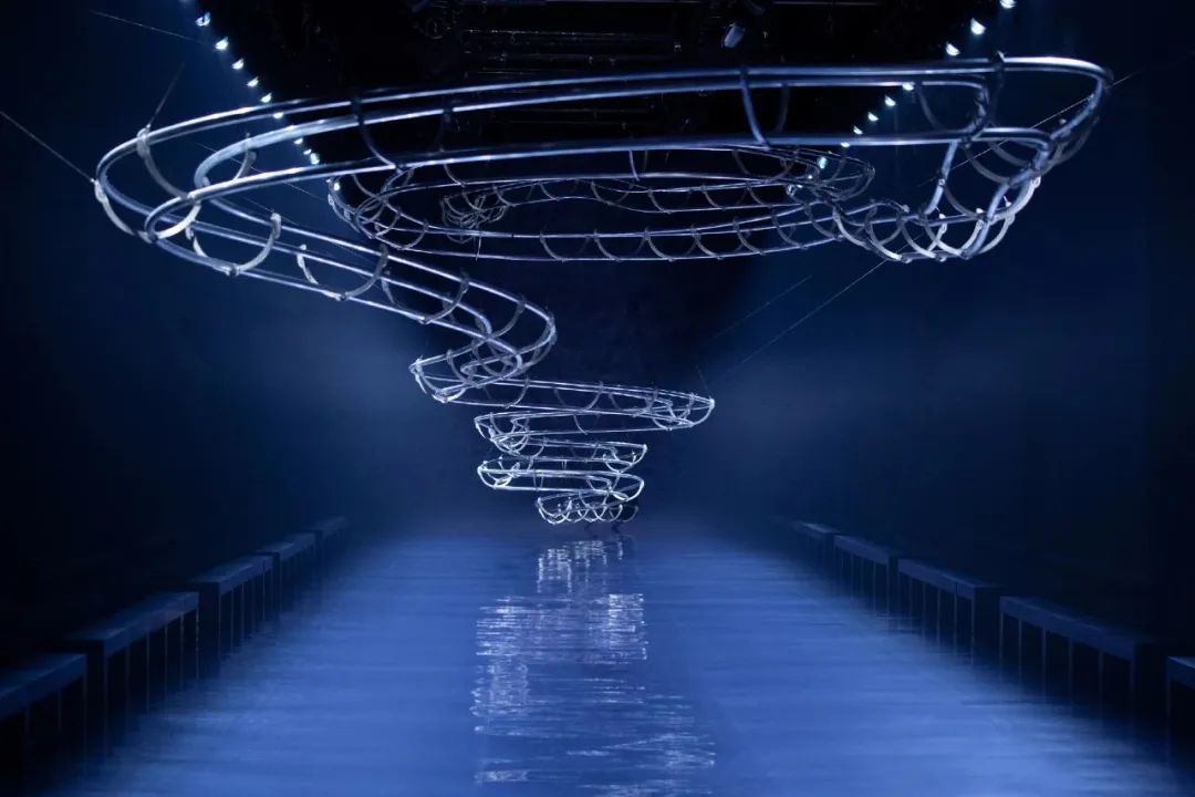 FENDI2023秋冬男装秀活动策划现场幻化为巨大迪斯科弹球桌
