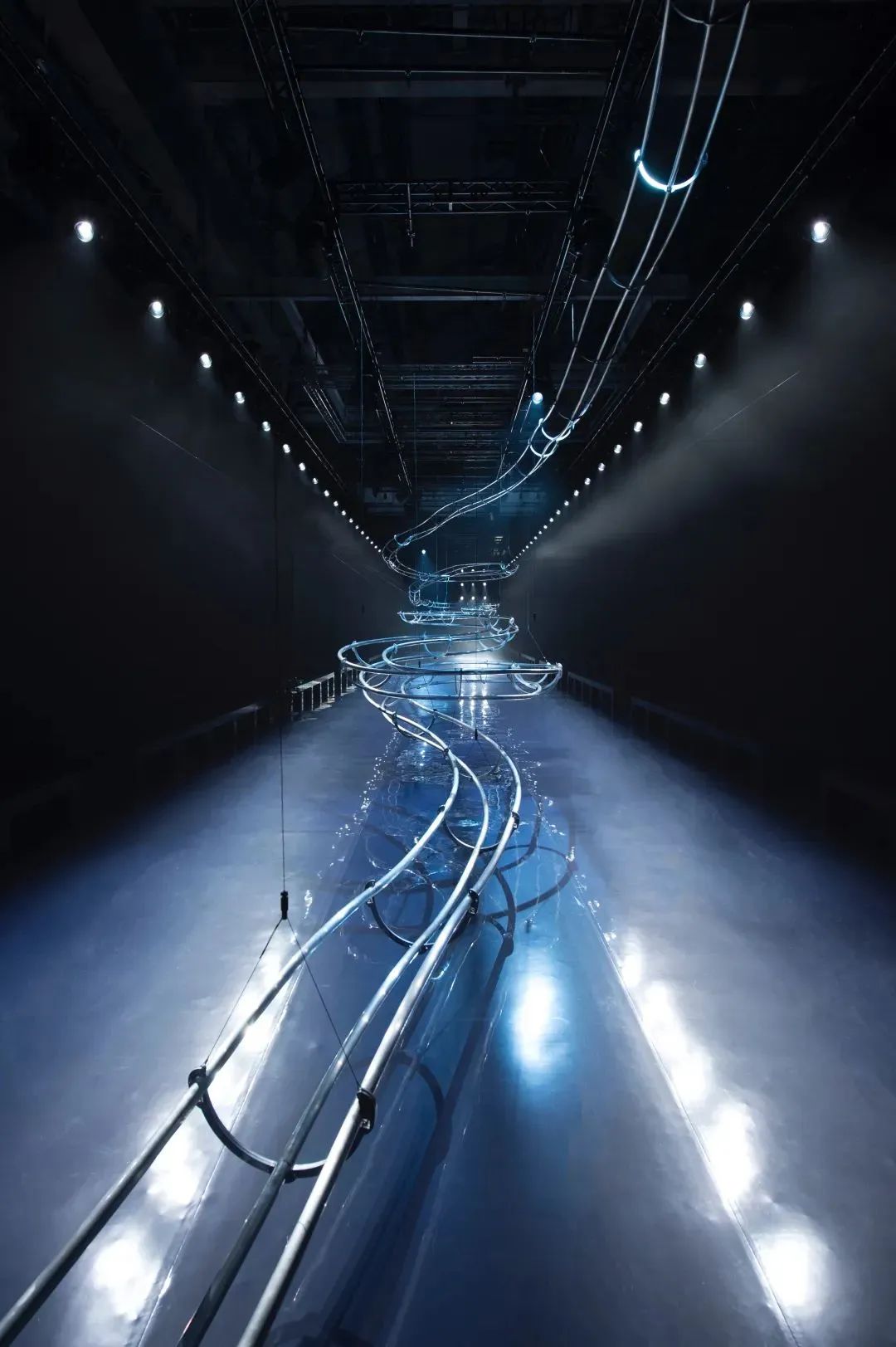 FENDI2023秋冬男装秀活动策划现场幻化为巨大迪斯科弹球桌