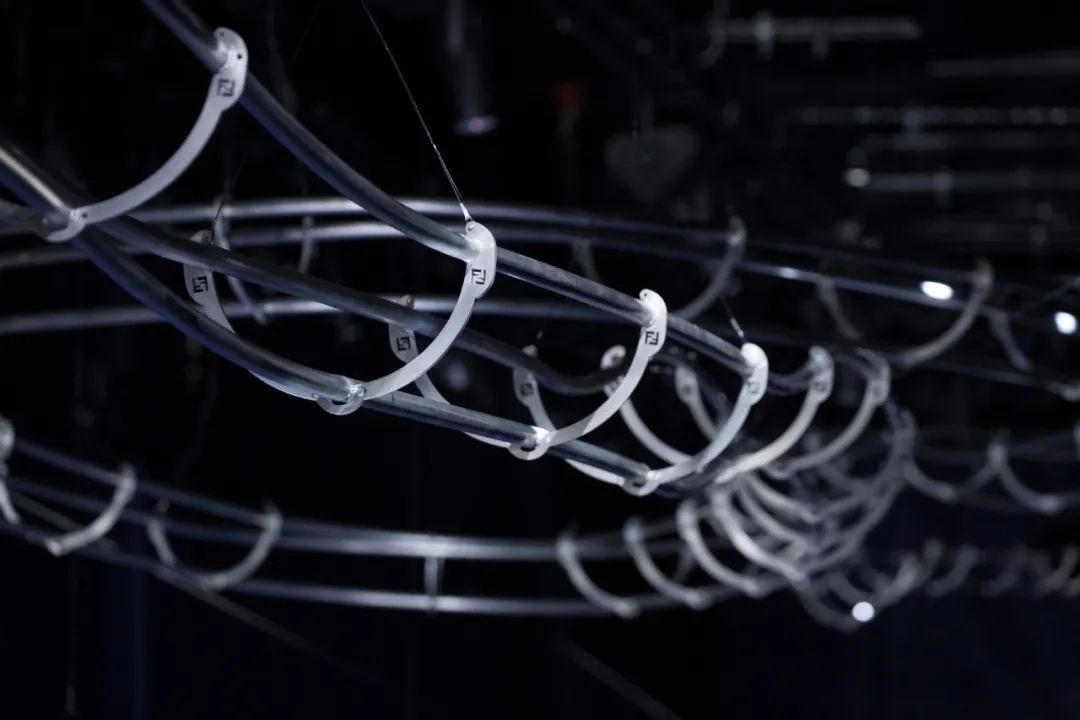 FENDI2023秋冬男装秀活动策划现场幻化为巨大迪斯科弹球桌