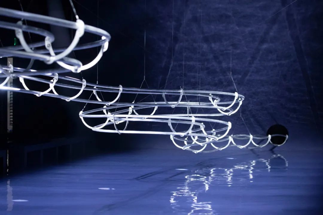 FENDI2023秋冬男装秀活动策划现场幻化为巨大迪斯科弹球桌