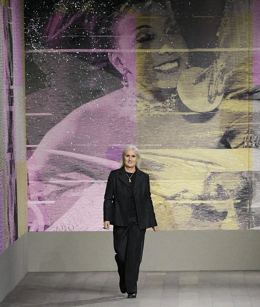 迪奥2023春夏高订秀活动策划现场的墙壁肖像画是一大亮点