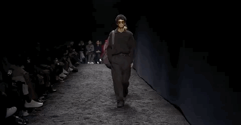 杰尼亚2023冬季时装秀活动策划的黑箱和蒙太奇手法太炫酷了