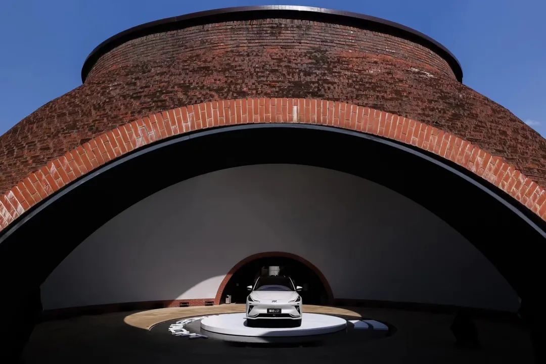 智己LS7上市发布会活动策划使用了超大型户外弧形大屏，视觉体验杠杠