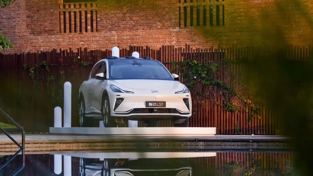 智己LS7上市发布会活动策划使用了超大型户外弧形大屏，视觉体验杠杠