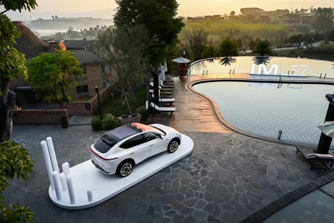 智己LS7上市发布会活动策划使用了超大型户外弧形大屏，视觉体验杠杠