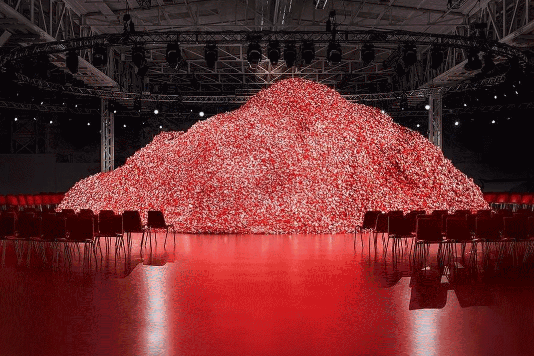 DIESEL2023秋冬大秀活动策划了一座杜蕾斯山丘，刷屏了社交平台