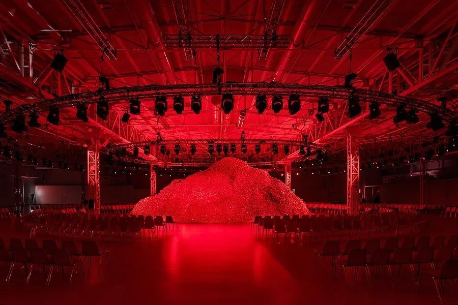 DIESEL2023秋冬大秀活动策划了一座杜蕾斯山丘，刷屏了社交平台