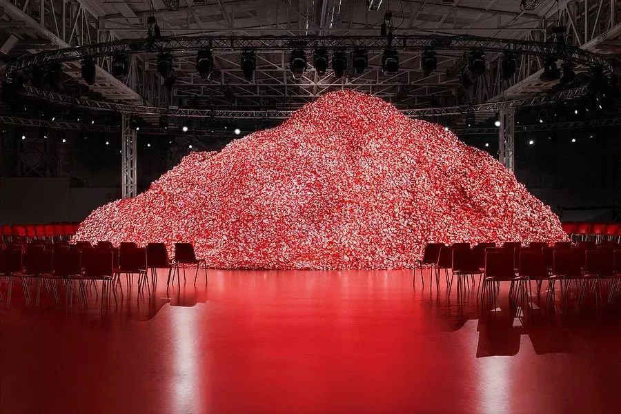 DIESEL2023秋冬大秀活动策划了一座杜蕾斯山丘，刷屏了社交平台