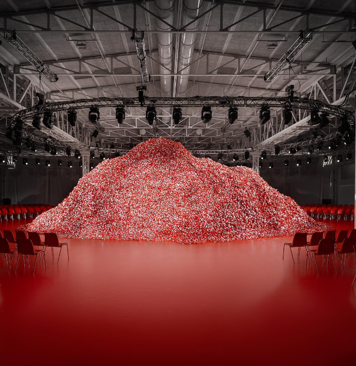 DIESEL2023秋冬大秀活动策划了一座杜蕾斯山丘，刷屏了社交平台