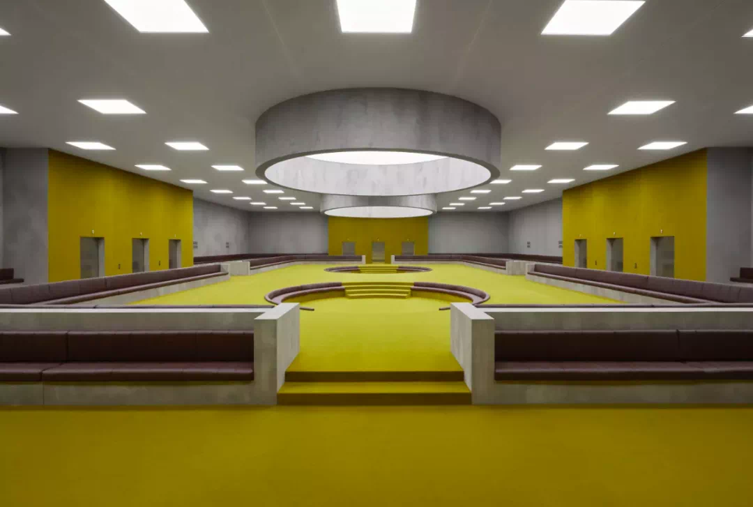 Gucci 2023秋冬女装系列发布会活动策划竟选在电梯里走秀，另类！