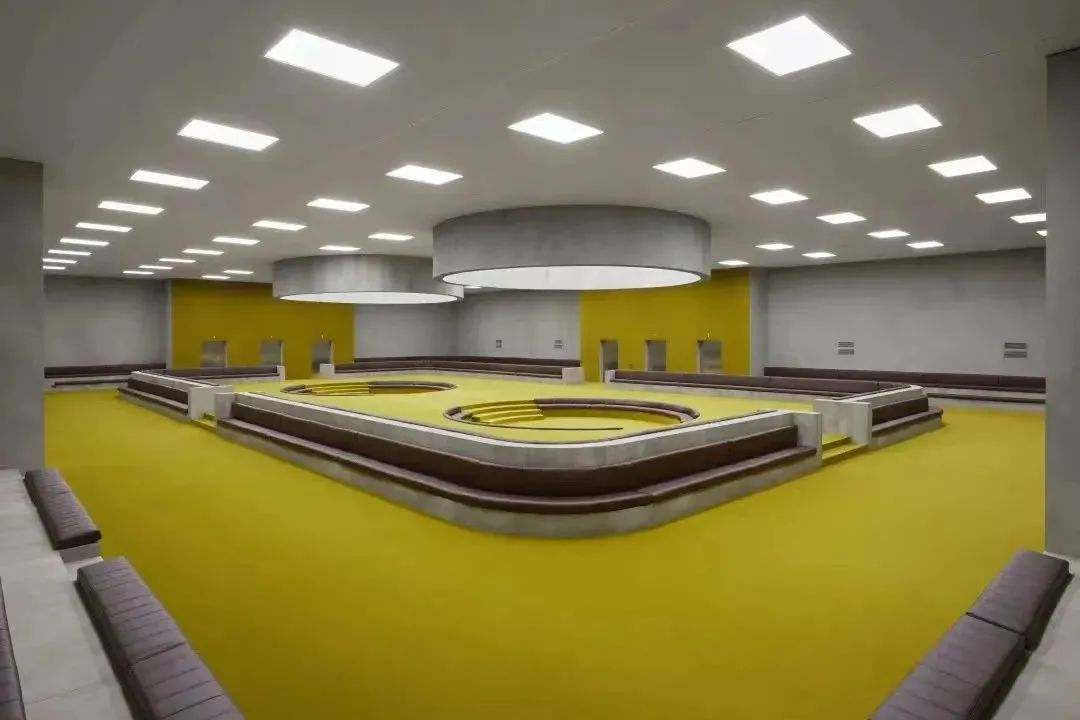 Gucci 2023秋冬女装系列发布会活动策划竟选在电梯里走秀，另类！