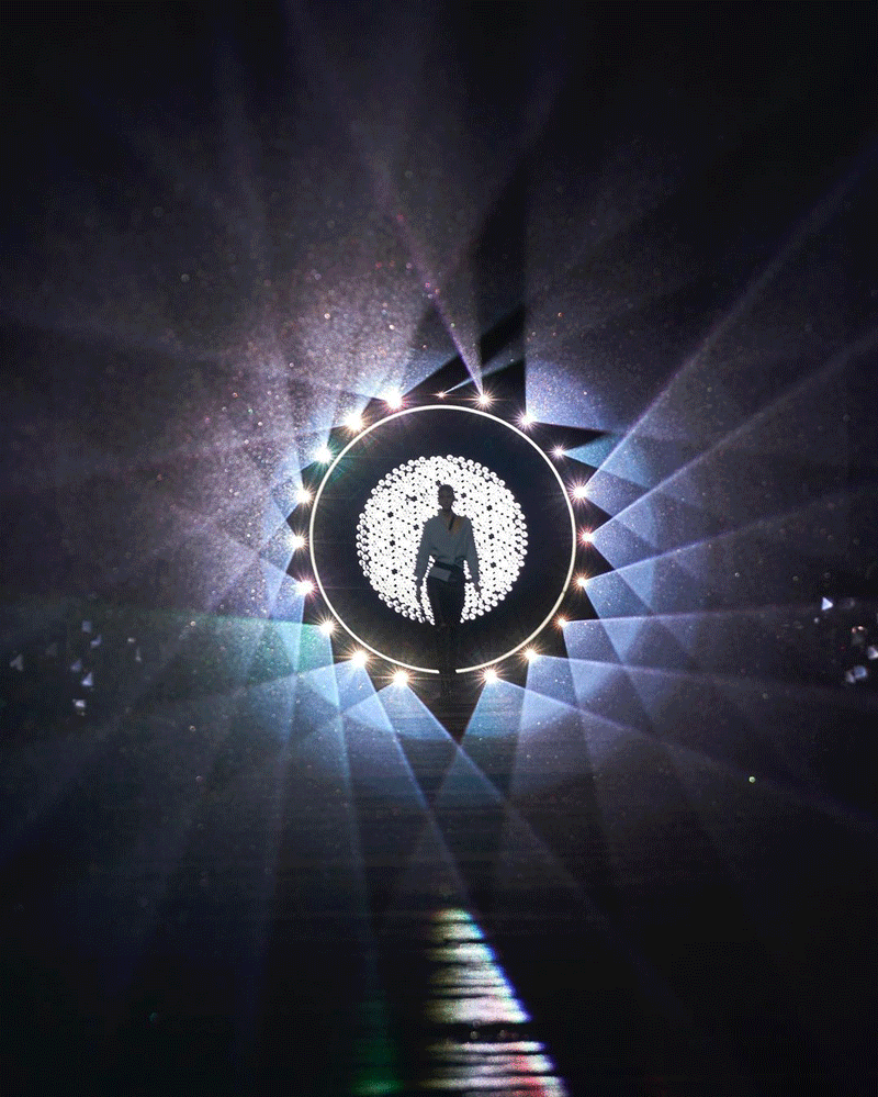 FENDI 2023秋冬女装秀活动策划的线性T台起点如同巨大的玫瑰花窗