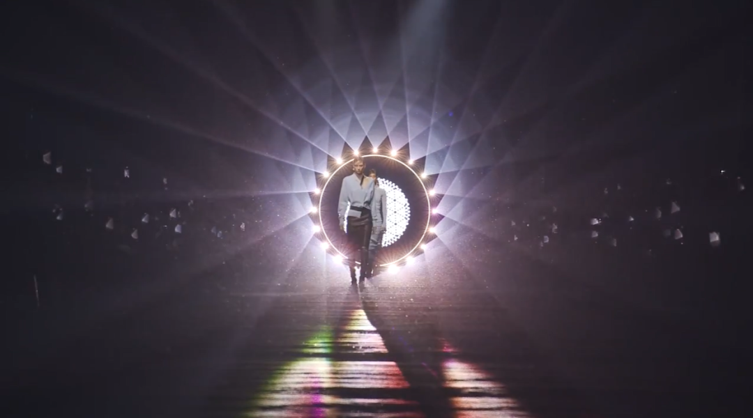 FENDI 2023秋冬女装秀活动策划的线性T台起点如同巨大的玫瑰花窗